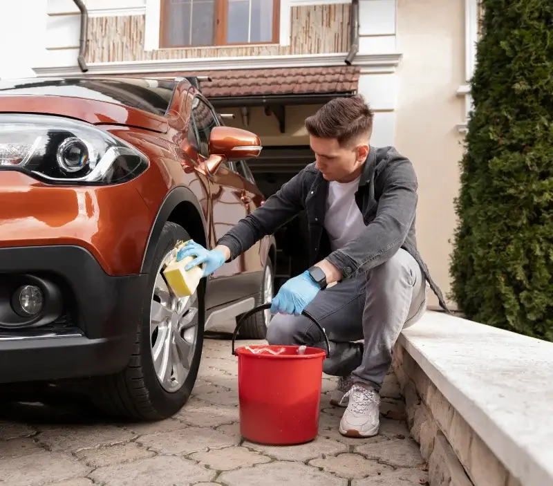 Lavage auto à domicile La Vendue-Mignot : professionnel intervenant sur un véhicule